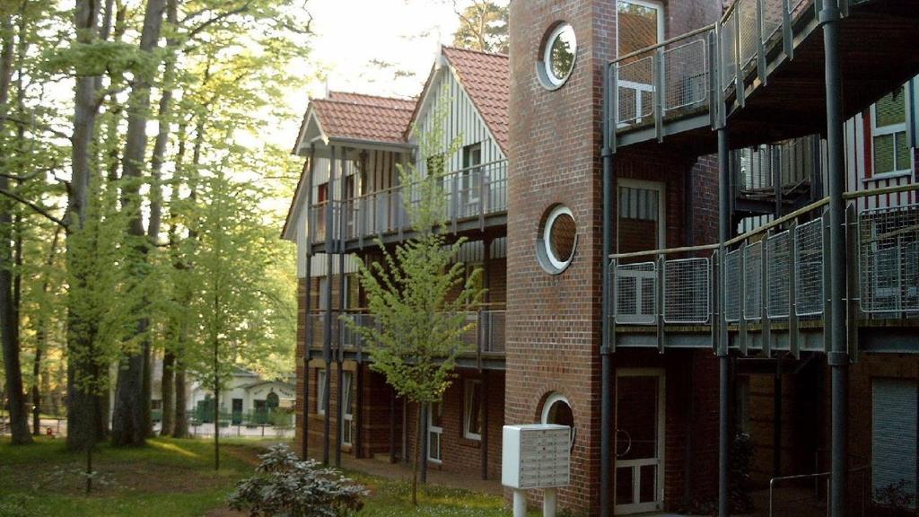 een bakstenen gebouw met een klok aan de zijkant bij Seeblick Wohnung 202 EG mit Ostseeblick in Ostseebad Koserow