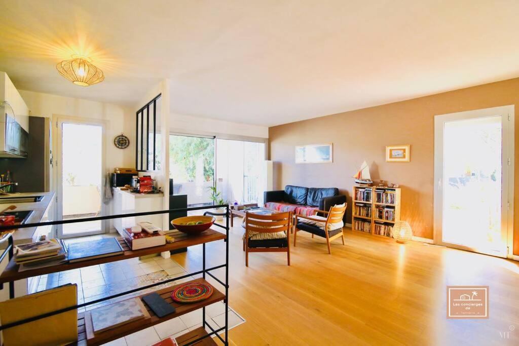 un salon avec un canapé et une table dans l'établissement Le Voyageur, à La Seyne-sur-Mer