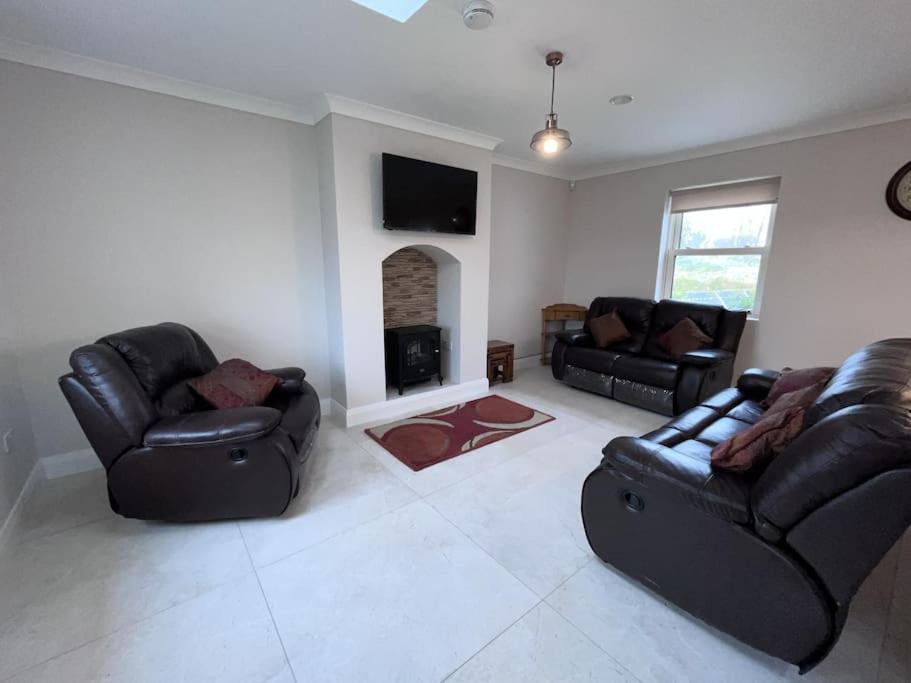Posezení v ubytování New Atherny Home overlooking The fields of Athenry