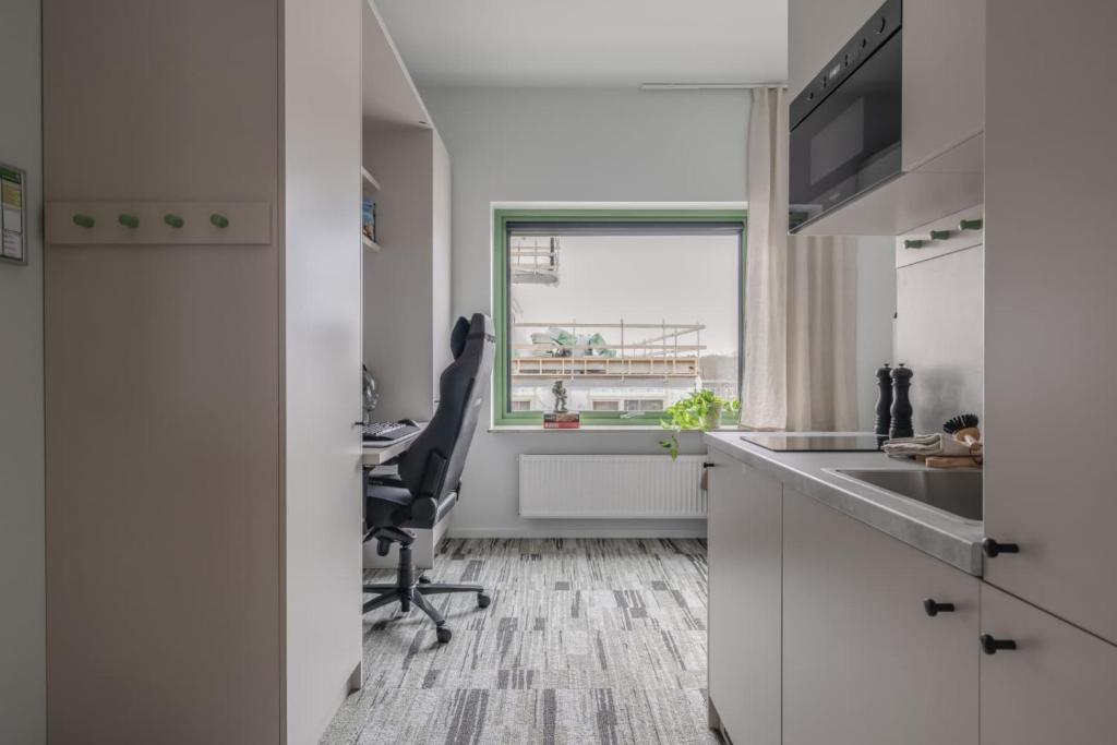 Kuchyň nebo kuchyňský kout v ubytování HomeX Hotel for Gamers