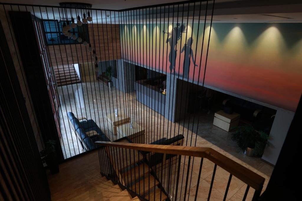 an overhead view of a staircase in a living room at Hotel Mangala Temple View in Guruvāyūr