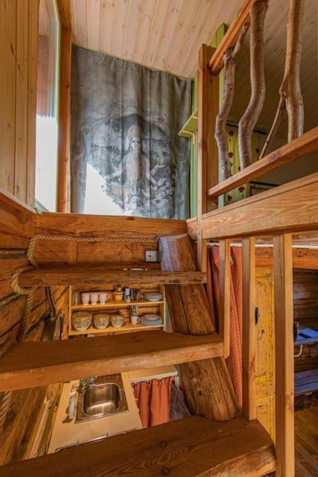Palanda nebo palandy na pokoji v ubytování Elupuu forest cabin with sauna