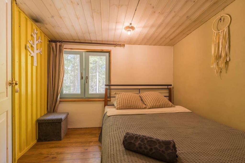 Postel nebo postele na pokoji v ubytování Elupuu forest cabin with sauna