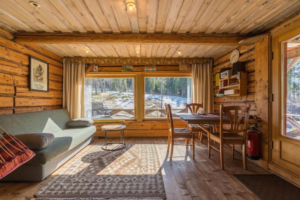 Posezení v ubytování Elupuu forest cabin with sauna