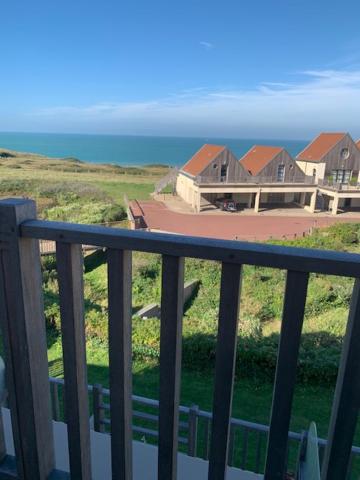 d'un balcon offrant une vue sur une maison. dans l'établissement Appartement à la Naturelle, à Wimereux