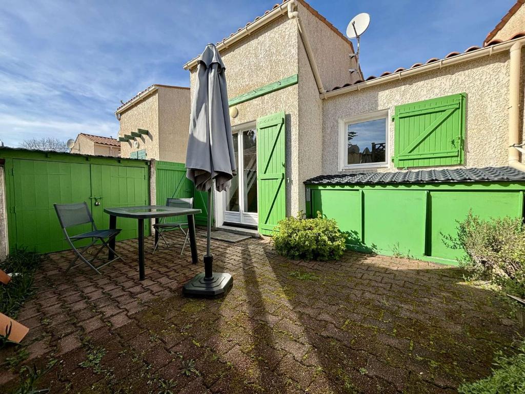 Photo de la galerie de l'établissement Maison 3 pièces proche plage et forêt à Saint-Georges-d’Oléron – 6 couchages - FR-1-246A-249, à Saint-Georges-dʼOléron