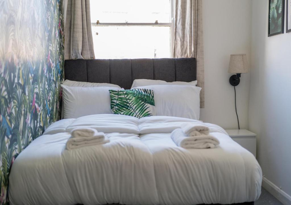 1 dormitorio con 1 cama con toallas en Private Studio Unit in Chapel Market London en Londres