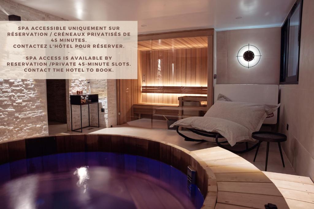 Habitación de hotel con piscina y cama en Atypik Hotel, en Clichy