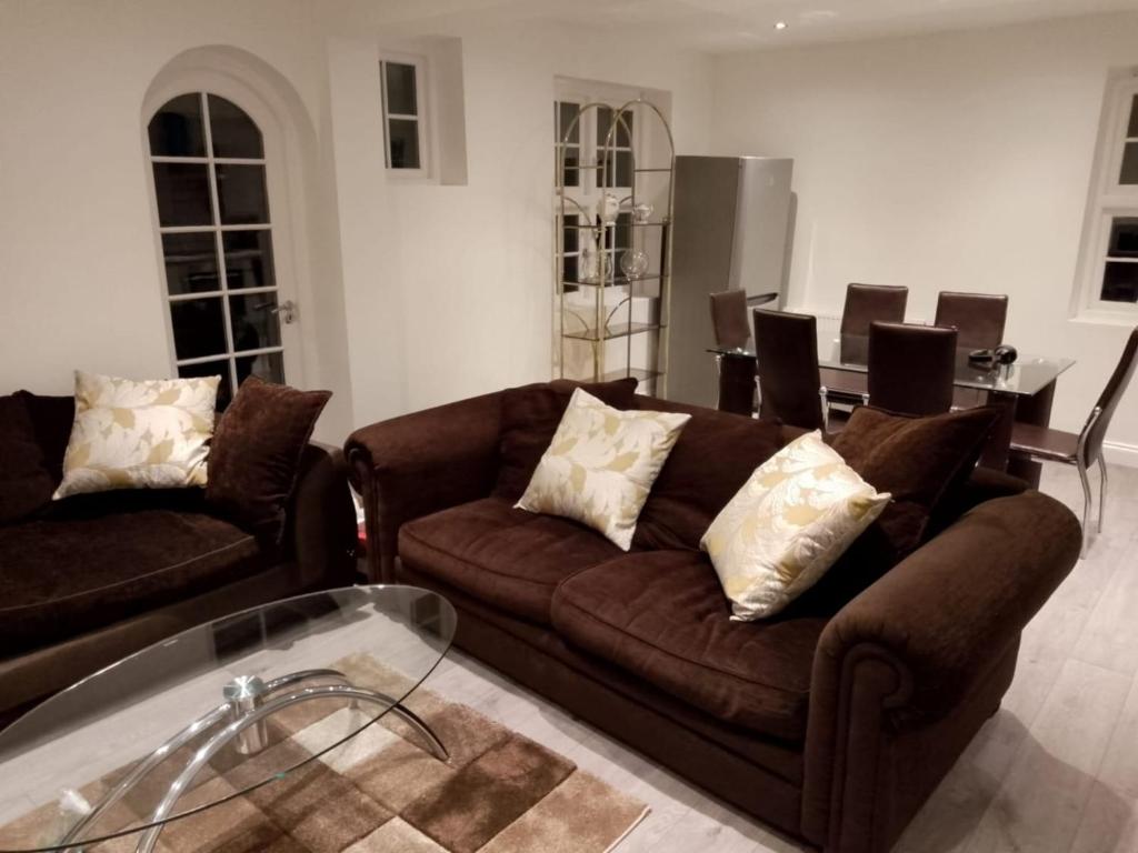 Sala de estar con 2 sofás y mesa en Luxury and serviced 3 bed house - Hampstead Garden en Londres