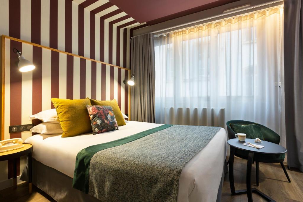 une chambre d'hôtel avec un lit et une fenêtre dans l'établissement Hôtel Edmond W Lyon Part-Dieu, à Lyon