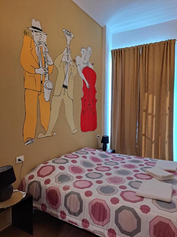 una camera da letto con un letto e un dipinto sul muro di Loca a Torino