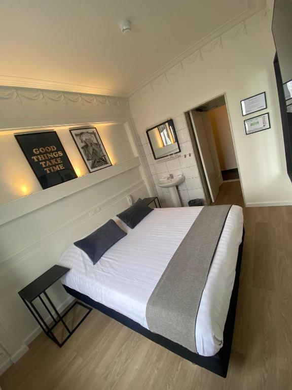 Postel nebo postele na pokoji v ubytování Beaux ARTS