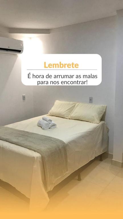uma cama num quarto com um sinal que diz emuter die armurer como em Palace da Serra em Serra de São Bento