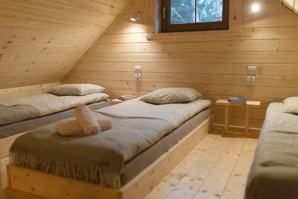 Zimmer mit 2 Betten in einem Blockhaus in der Unterkunft Ajurweda na Jurze Agroturystyka 