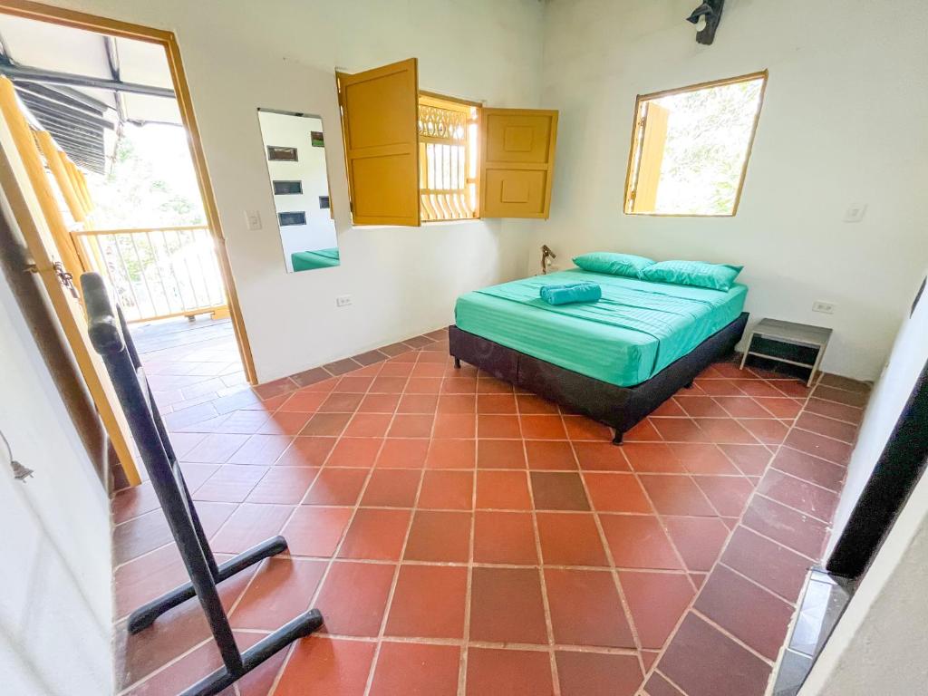 1 dormitorio con 1 cama y suelo de baldosa en Casa Clandestina Campestre, en San Rafael