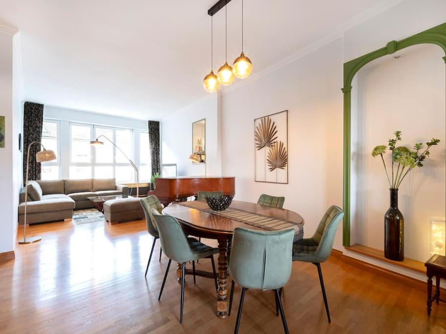 un salon avec une table et des chaises en bois dans l'établissement L'Excellent de Dumas, à Nancy