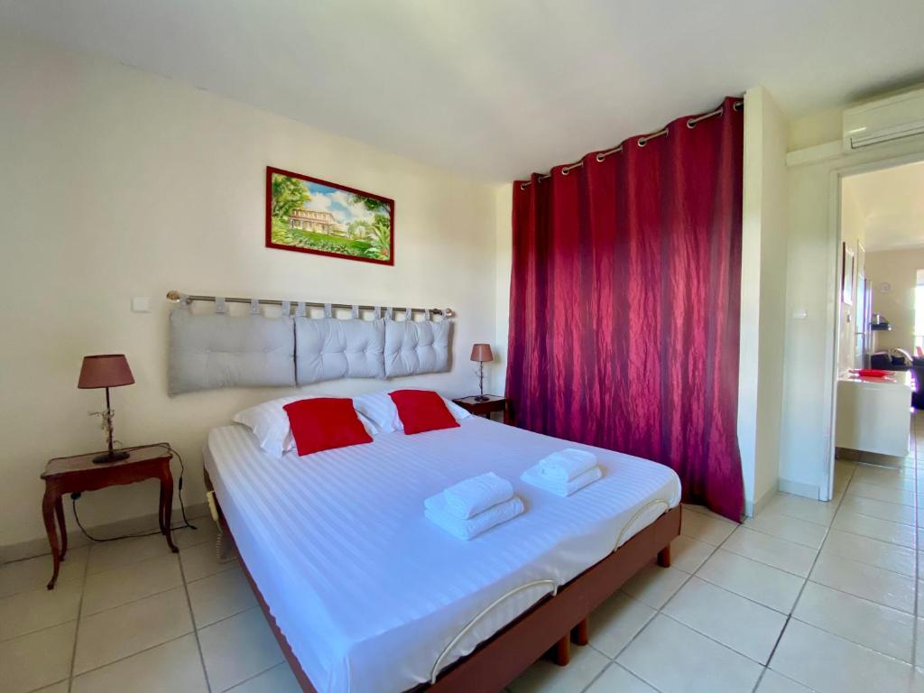 Postel nebo postele na pokoji v ubytování Appartement Bougainvillier Martinique avec vue incroyable