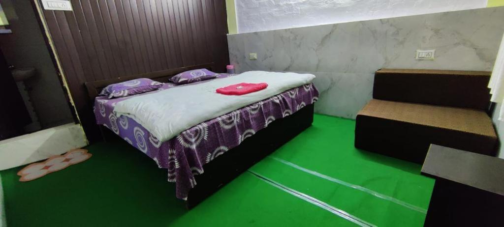 um quarto com uma cama com pisos roxos e verdes em Narayan valley resrot & hotel Sonparyag em Trijugi Nārāyan