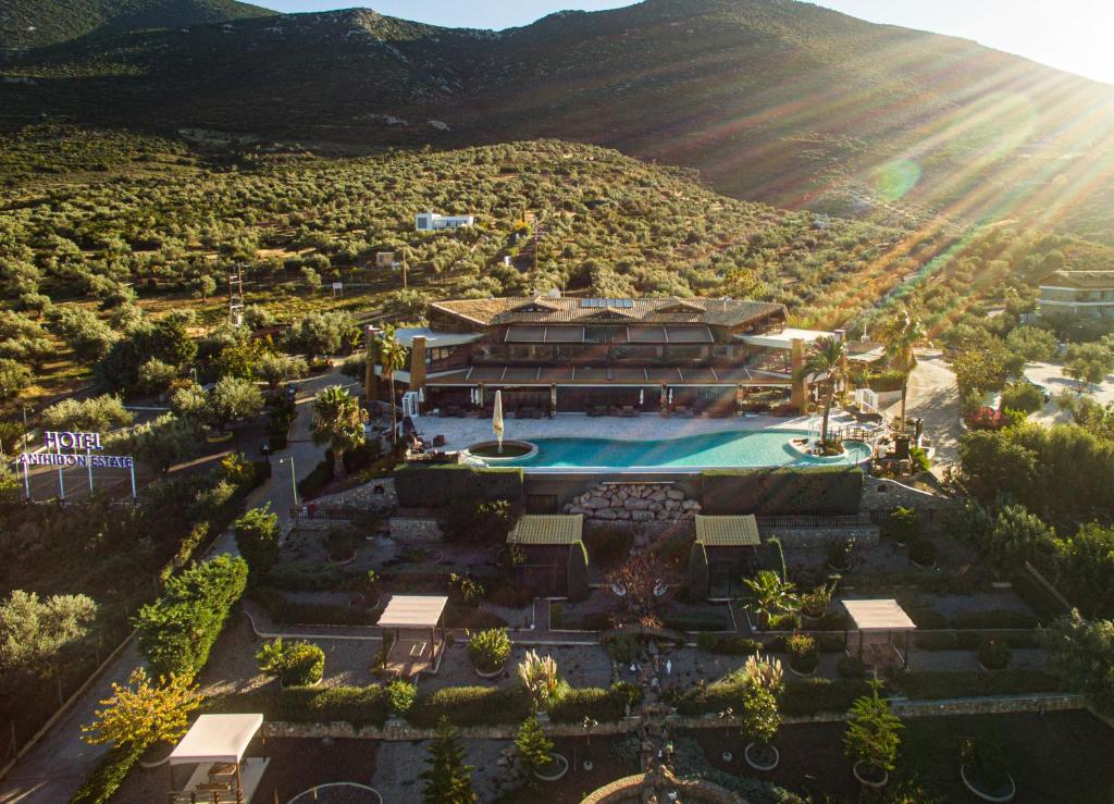 una vista aérea de un complejo con piscina en Hotel Anthidon Estate en Chalkida