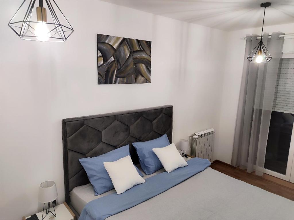 Een bed of bedden in een kamer bij Apartman Silver Beograd