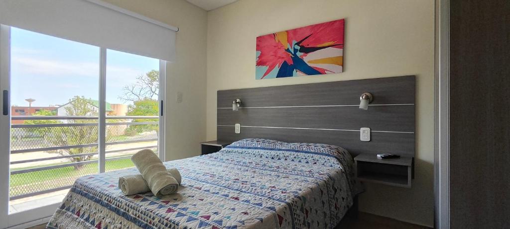 een slaapkamer met een bed en een groot raam bij Bienestar Federación ZONA CENTRO in Federación