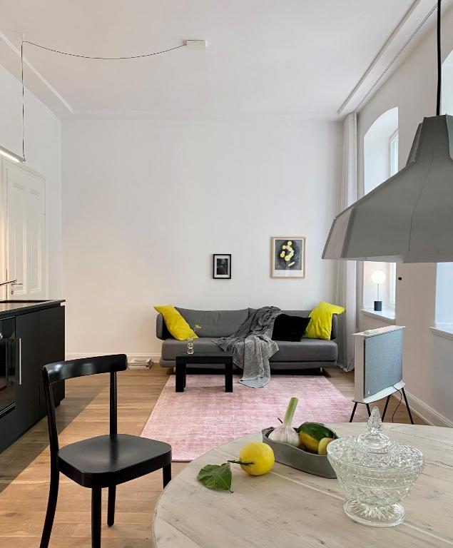 Hotel zehuus - historischer Charme, a living room with a couch and a table at zehuus - historischer Charme in Cologne