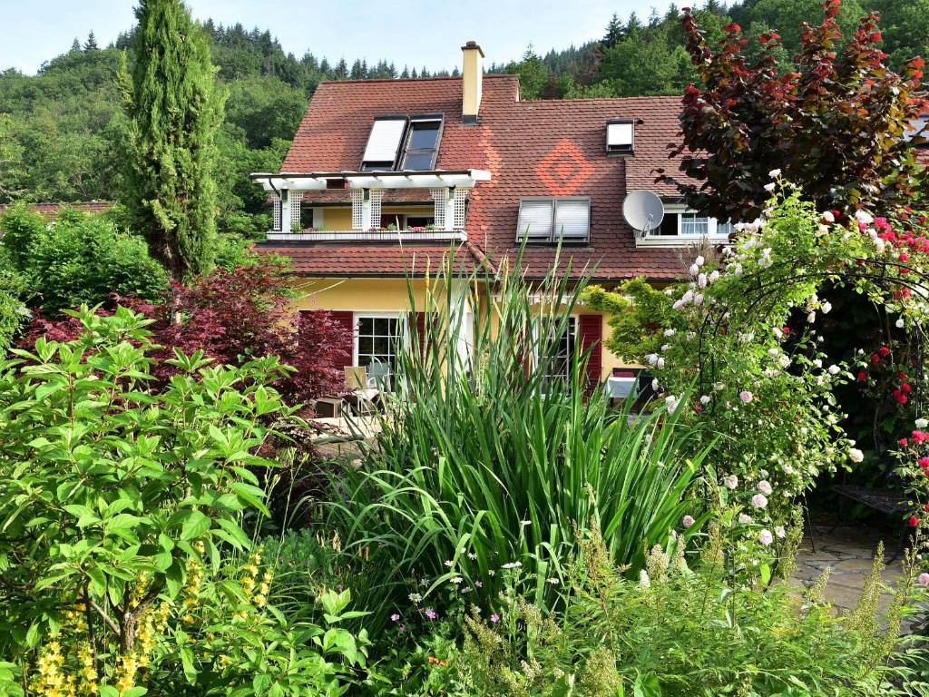 una casa con un montón de plantas delante de ella en Ferienwohnung Schwalbennest en Badenweiler