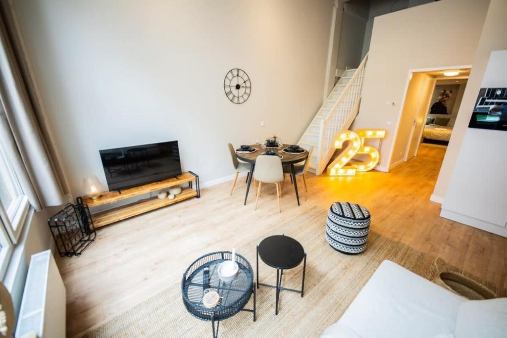 uma sala de estar com mesa e cadeiras em Beautiful 2-bedroom apartment 76m2 BSh-27 em Roterdã