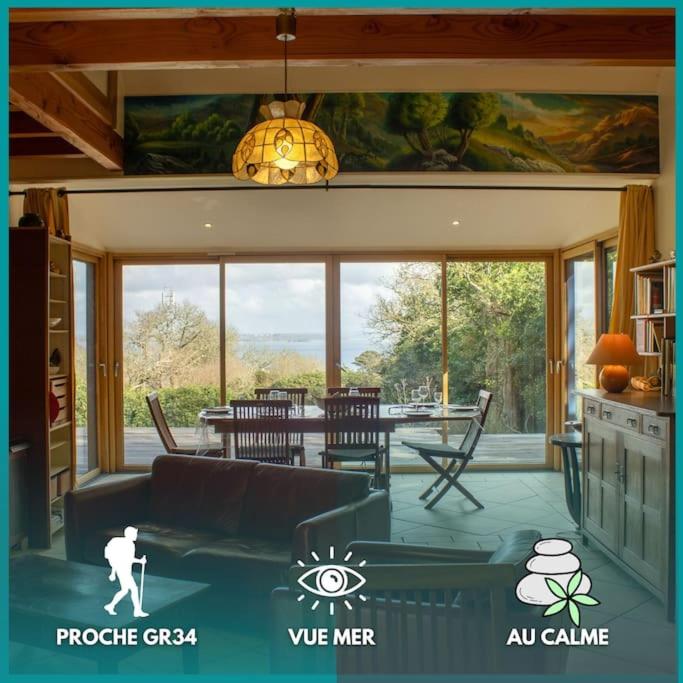 un salon avec un canapé et une table dans l'établissement LA Camélia/au calme/vue mer, à Roscanvel