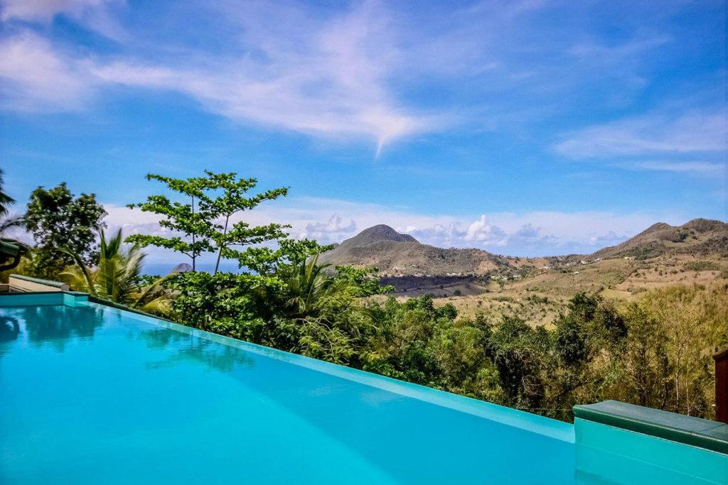 una piscina con vista sulle montagne di Studio Amigos a Le Diamant