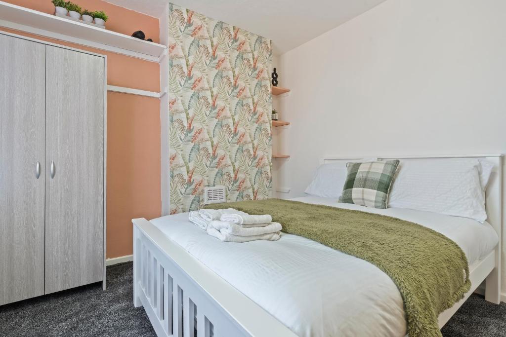 a small bedroom with a bed and a closet at STAYZED N - NG7 Cosy Home, Free WiFi, Parking, Smart TV, Next To Nottingham City Centre, Ideal for Long Stays, Lots of Amenities in Nottingham