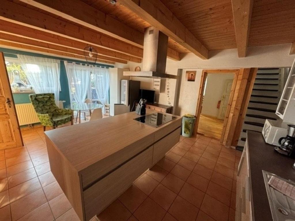 uma cozinha com uma grande ilha num quarto em Haus Bade em Stralsund