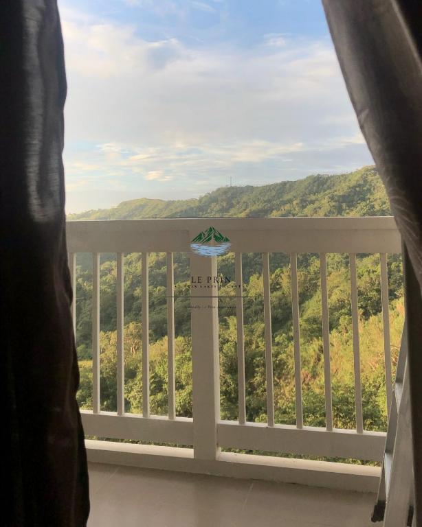 balcone con vista sulle montagne di Twin Lakes Tagaytay - Le Prin a Tagaytay