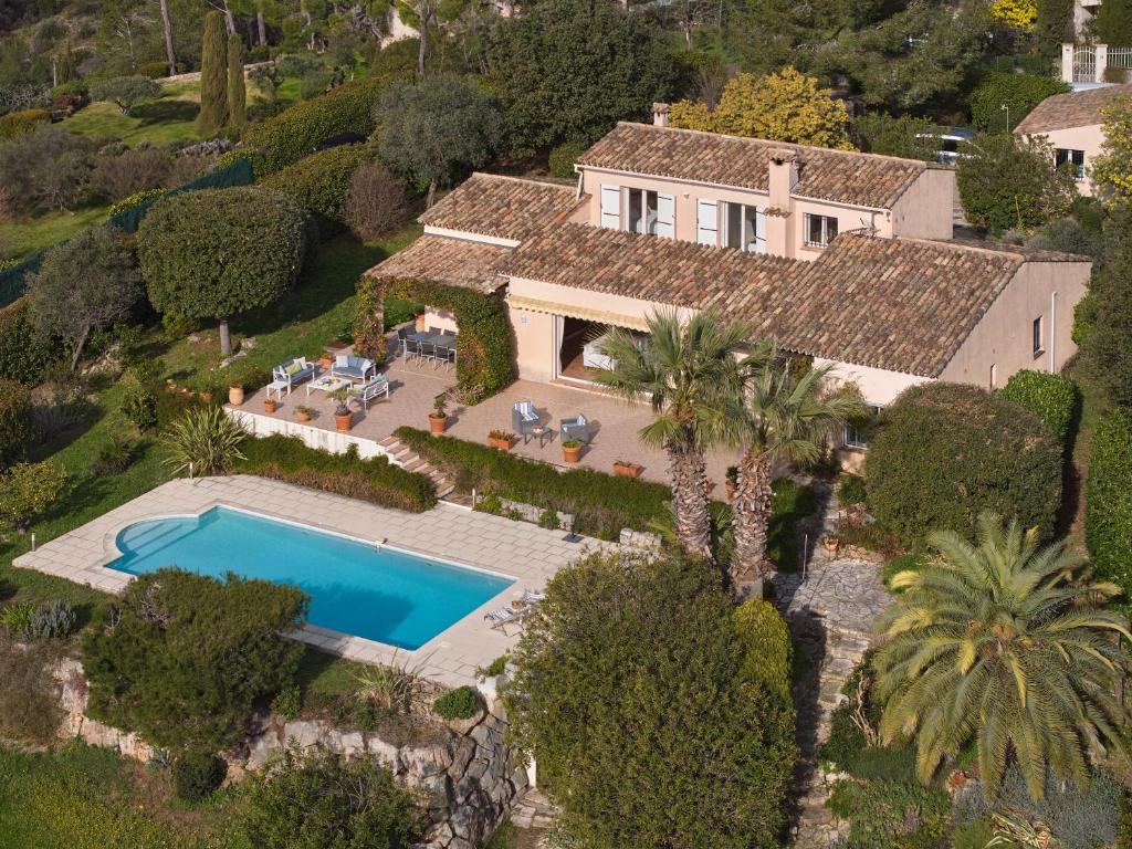 une vue aérienne d'une maison avec piscine dans l'établissement Sunlight Properties - Villa Belvédère, à Peymeinade