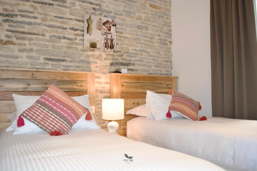 Postel nebo postele na pokoji v ubytování Plume Suites