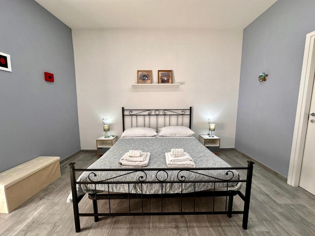 Un pat sau paturi într-o cameră la B&B I TRE SANTI