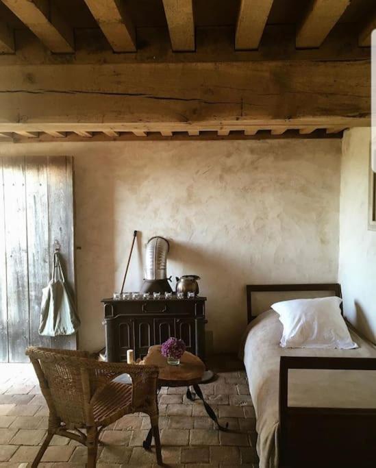 - une chambre avec un lit et une table dans l'établissement La Cabane du Berger, à Saint-Didier-sur-Arroux