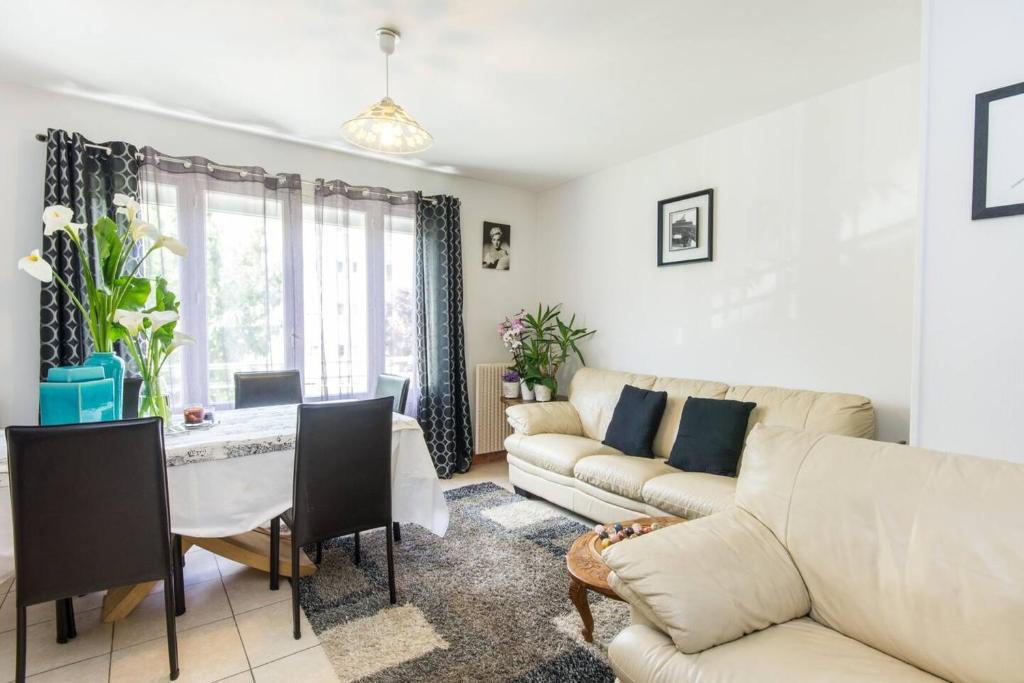 un salon avec un canapé et une table dans l'établissement Appartement charmant au cœur de Caen - 70 m² - Parking inclus, à Caen