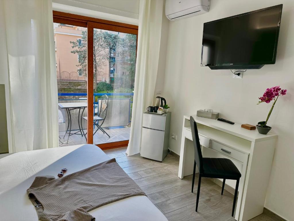TV a/nebo společenská místnost v ubytování Room Center Sorrento Baby
