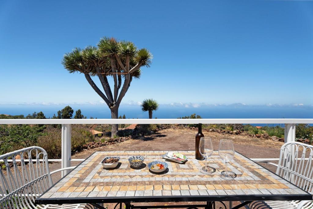 蓬塔戈爾達的住宿－Casa Rodri，海景阳台上的桌子