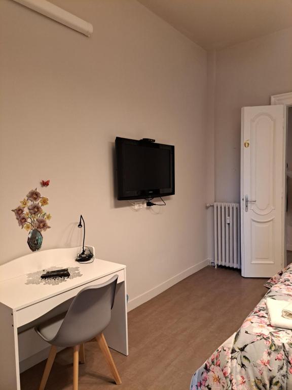 A television and/or entertainment centre at Loca