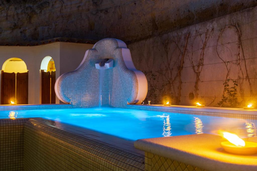 une piscine la nuit avec un toboggan aquatique dans l'établissement Villa Le Pagine Bianche, à Ischia