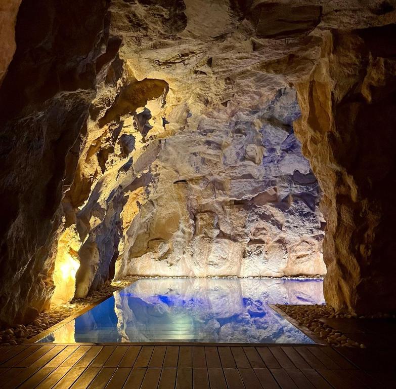 una cueva con una pared de roca y agua en ella en L'Antico Uliveto, en Porto Potenza Picena