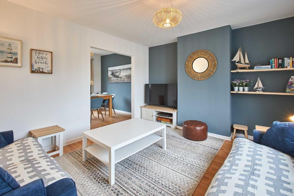 Televiisor ja/või meelelahutuskeskus majutusasutuses Host & Stay - Crab Cottage