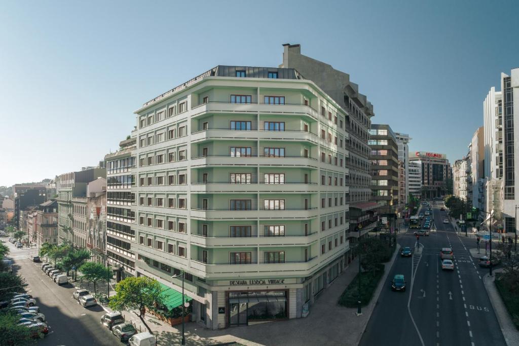 リスボンにあるPestana Lisboa Vintage City Center Suitesの市道の白い高い建物