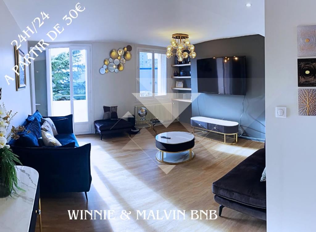 - un salon avec un canapé et une table dans l'établissement LuxuryJo BnB - Chambre dans un appartement spacieux et charmant, à Roanne