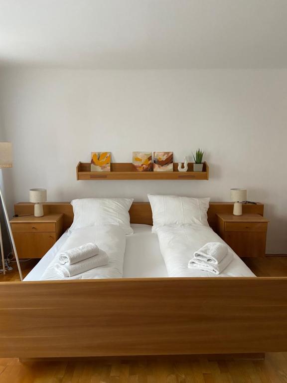 Postel nebo postele na pokoji v ubytování Zentrale Wohnung Gmunden Alte Bäckerei