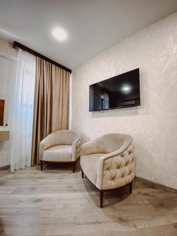 TV a/nebo společenská místnost v ubytování Royal Renaissance Hotel
