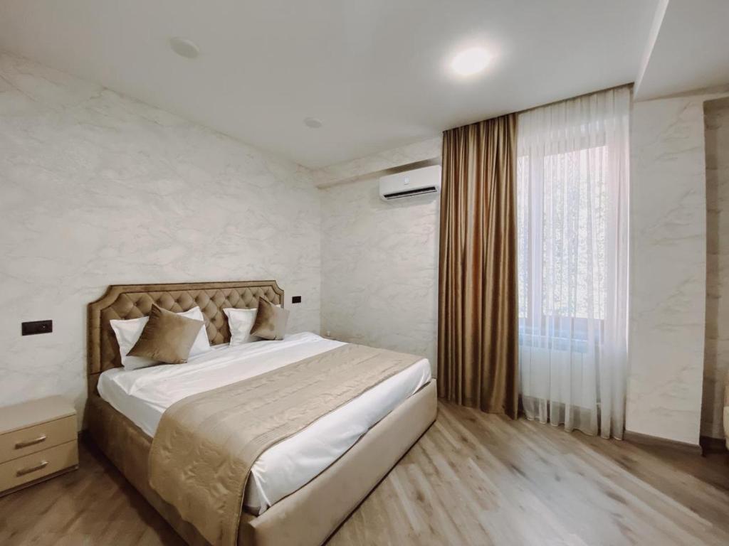 Postel nebo postele na pokoji v ubytování Royal Renaissance Hotel