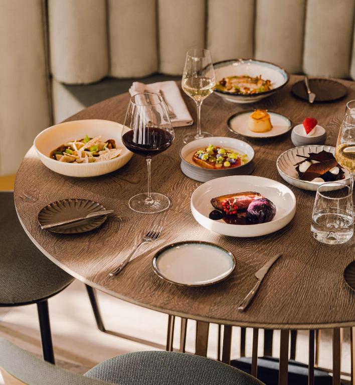 Hotel Verte, Warsaw, Autograph Collection - Resim 12